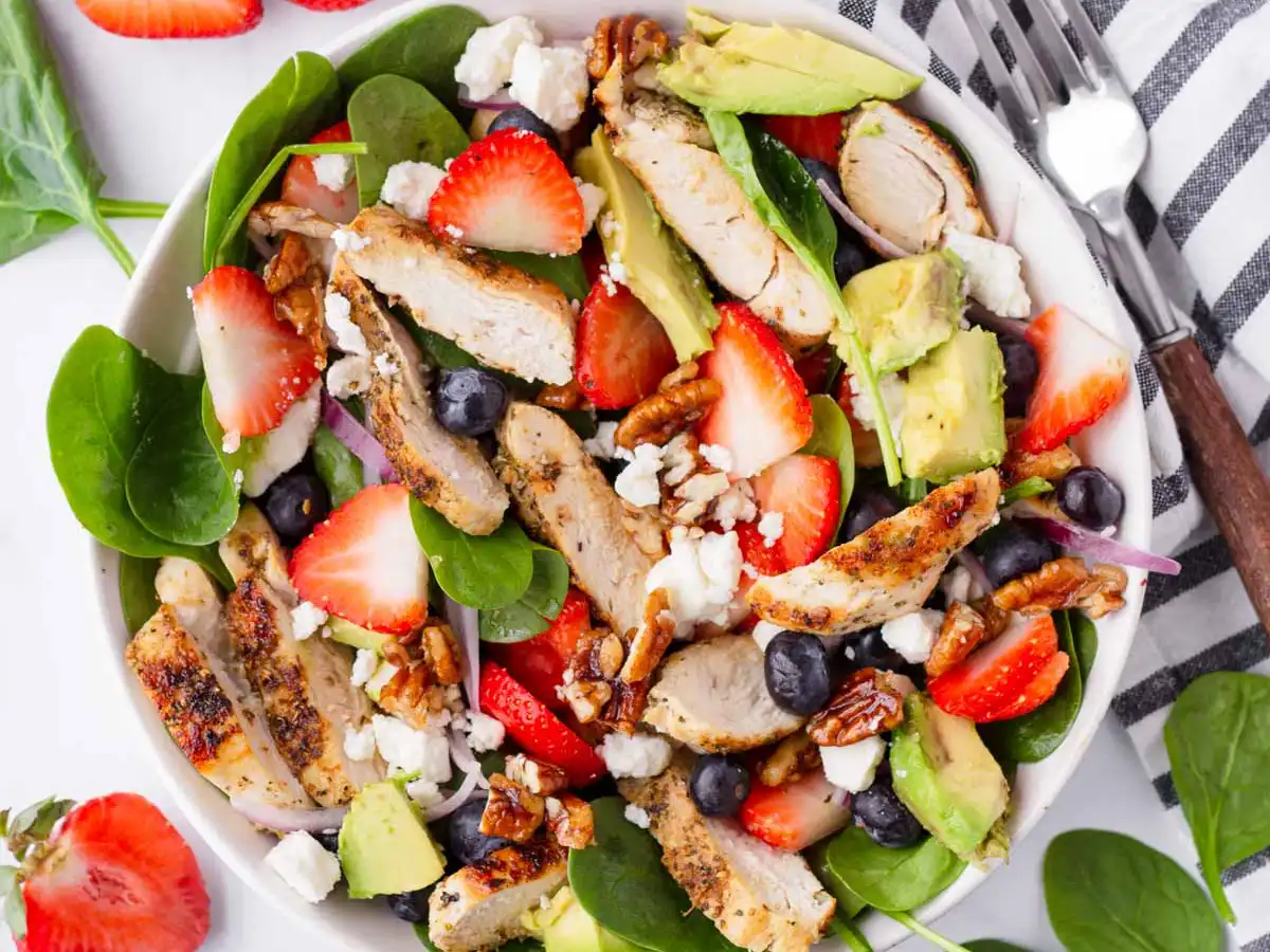 Valentine\'s Day Food: Colorful Grilled Chicken Strawberry Salad